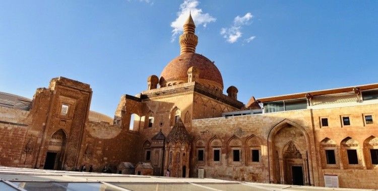 Tarih kokan İshak Paşa Sarayı’na yoğun ilgi