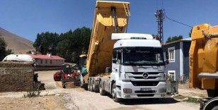 Van Büyükşehir Belediyesi Gürpınar'da 13 km asfalt yaptı