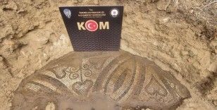 İzmir’de kaçak kazı yapan kişinin tarlasında 2 bin yıllık mozaik bulundu