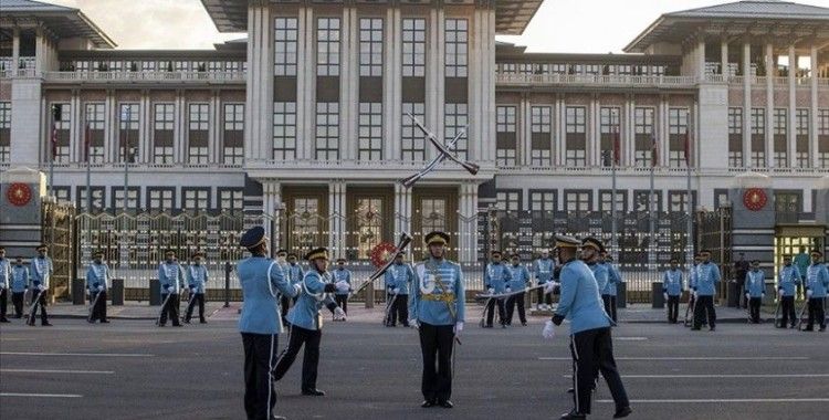 Cumhurbaşkanlığı Muhafız Alayı Tüfekli Gösteri Bölüğü nöbet değişimi gösterisi gerçekleştirildi