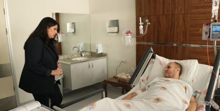AK Parti’li Sarıeroğlu, polis evine düzenlenen saldırıda yaralanan polisi ziyaret etti