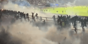 Endonezya'da futbol maçında izdiham: En az 127 ölü