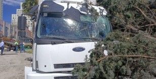 Esenyurt’ta freni boşalan kamyonet dehşet saçtı: 2 yaralı