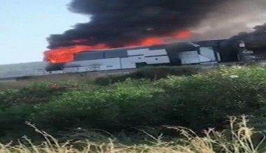 Hatay'da seyir halindeki işçi servisi alev alev yandı