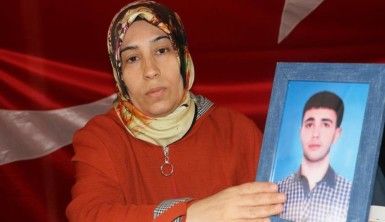 HDP önünde evlat nöbetindeki acılı anne oğlunun yolunu gözlüyor