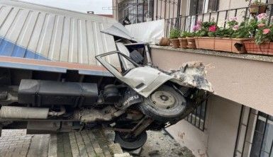 Üsküdar'da kayan kamyonet taksiye ve binaya çarparak durdu