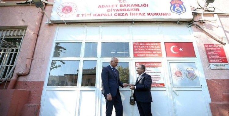 Adalet Bakanı Bozdağ Diyarbakır Cezaevi anahtarını Kültür ve Turizm Bakanı Ersoy'a teslim etti