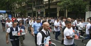 Arjantinli garsonlar en hızlıyı belirlemek için yarıştı