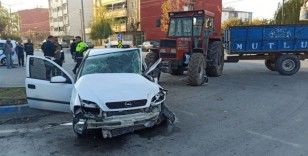 Traktörle otomobil çarpıştı: 2 yaralı