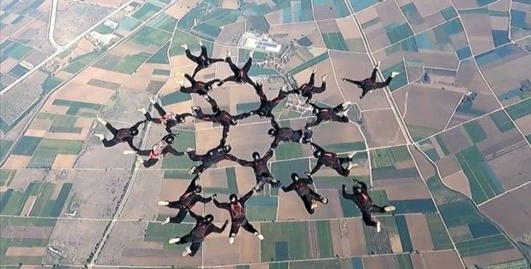 Milli Savunma Bakanlığı, bordo berelilerin gökyüzündeki gösterisini paylaştı