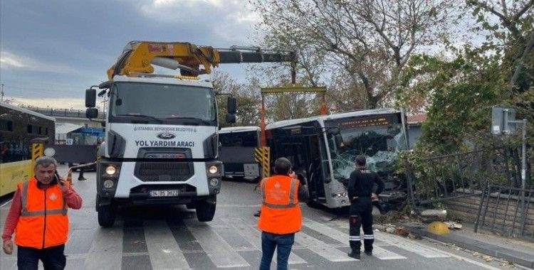 Kadıköy'de metrobüs belediyenin bahçe duvarına çarpıp asılı kaldı