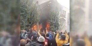 İran devriminin lideri Humeyni'nin baba evinin ateşe verildiği iddia edildi