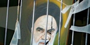 İran'da göstericiler ülkenin ilk dini lideri Ayetullah Humeyni'nin evini ateşe verdi