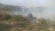 Sultangazi'de çalılık alanda korkutan yangın