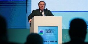 Eski Almanya Başbakanı Schröder: Enerji fiyatlarının makul seviyede kalması için arz güvenliği sağlanmalı
