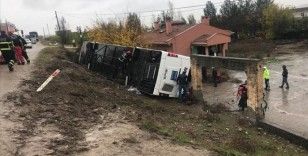 Diyarbakır'da şarampole devrilen yolcu otobüsündeki 33 kişi yaralandı