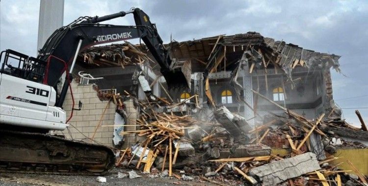 Cumayeri'nde depremde ağır hasar gören yapıların yıkımına başlandı