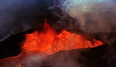 Dünyanın en büyük aktif volkanı Mauna Loa patladı