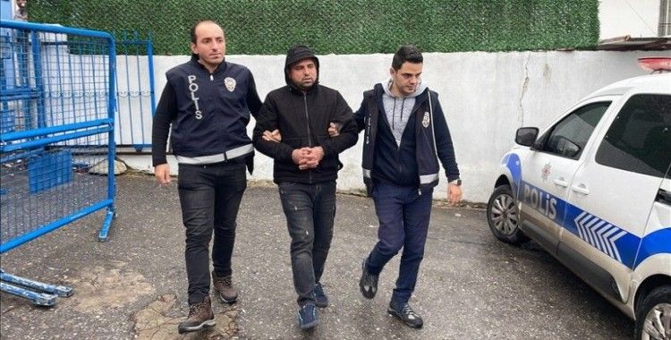 İzmir'de doktoru darbettiği suçlamasıyla gözaltına alınan şüpheli adliyede