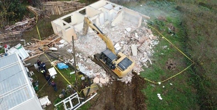Düzce'de depremde ağır hasar gören binaların yıkım işlemi sürüyor