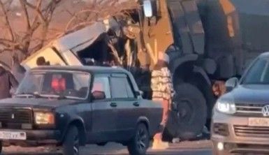 Donetsk'te Rus askeri aracı minibüsle çarpıştı
