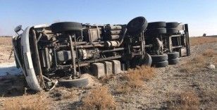 Konya'da cam yüklü kamyon devrildi: 1 yaralı
