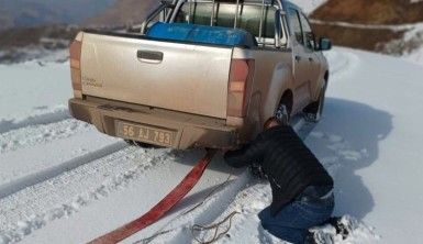 Siirt'te kar yolları kapattı, ekipler hasta çocuk için seferber oldu
