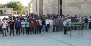 Karaman'da iş yerinde uğradığı bıçaklı saldırı sonucu ölen genç toprağa verildi
