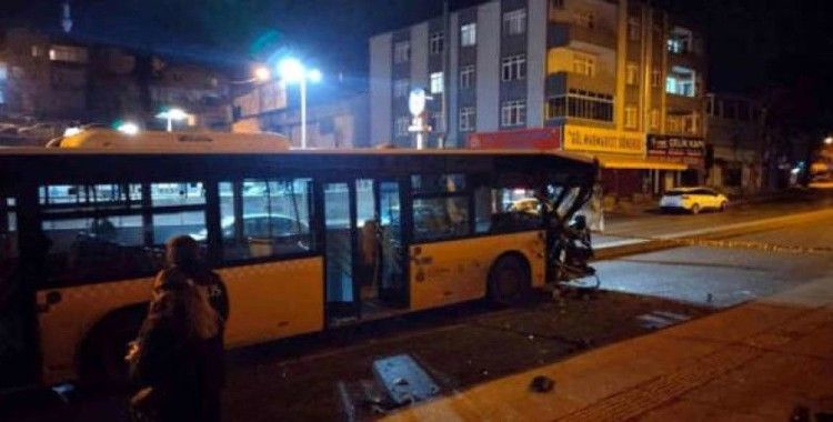 Ümraniye'de refüjden uçan otomobilin İETT otobüsü ile çarpıştığı kaza kamerada