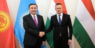 TDT Genel Sekreteri Ömüraliyev, Macaristan Dışişleri Bakanı Szijjarto ile görüştü
