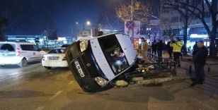 Bursa'da hafif ticarî araç yan yattı