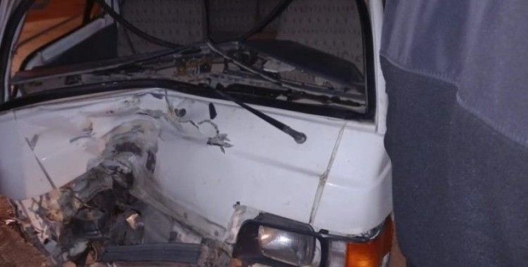 Yalova'da ağaca çarpan panelvanın sürücüsü yaralandı