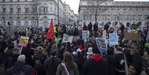 Londra'da yüzlerce kişi hükümetin sağlık politikasını protesto etti