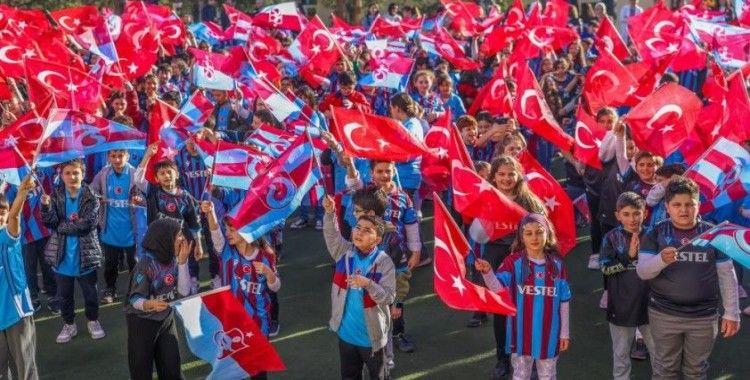 Başkan Ahmet Ağaoğlu, öğrencilere 10 bin forma hediye etti