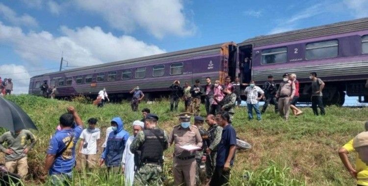 Tayland'da tren hemzemin geçitteki aracı biçti: 1 ölü, 2 yaralı