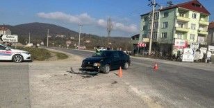 Köy yolundan kontrolsüz çıkan araç kazaya sebebiyet verdi: 2 yaralı