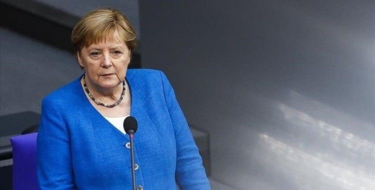 Alman basını: Merkel hükümeti, Facebook ve Google yöneticileriyle gizli görüşmeler yaptı