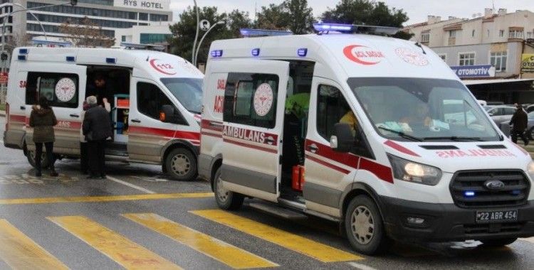 Edirne'de 3 otomobilin karıştığı kazada iki kişi yaralandı