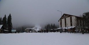 Ilgaz Dağı'nda kar yağışı ve sis etkili oluyor