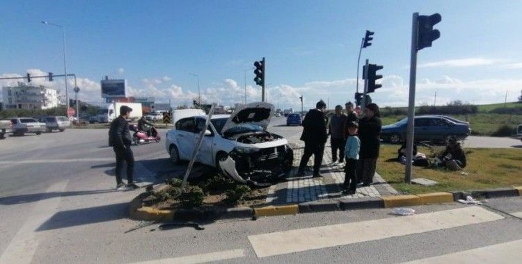 Kırmızı ışık ihlali yapan sürücü, otomobile yandan çarptı: 3 yaralı
