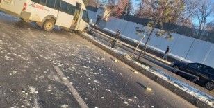 Buzlu yolda kontrolden çıkan minibüs aydınlatma direğine çarparak durdu: 4 yaralı