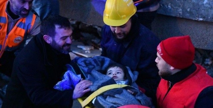 Gaziantep'te yıkılan binanın enkazından 40 saat sonra gelen 'ikiz mutluluk'