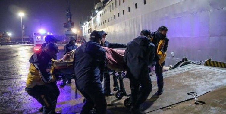 Hatay'da kurtarılan 98 yaralı TCG İskenderun ile Mersin'e tahliye edildi