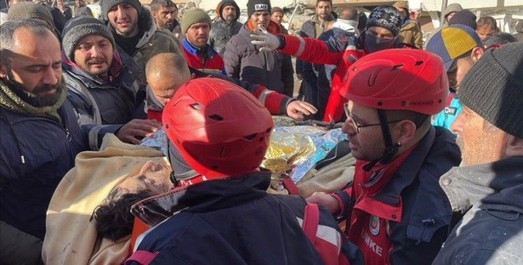 Adıyaman'da depremden 35 saat sonra enkazdan bir kişi kurtarıldı