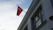 Türkiye'nin Prag Büyükelçiliğinde Türk bayrağı yarıya indirildi, karanfil bırakıldı