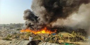 Bangladeş'te Arakanlı Müslümanların kampında çıkan yangında 12 bin kişi yerinden oldu