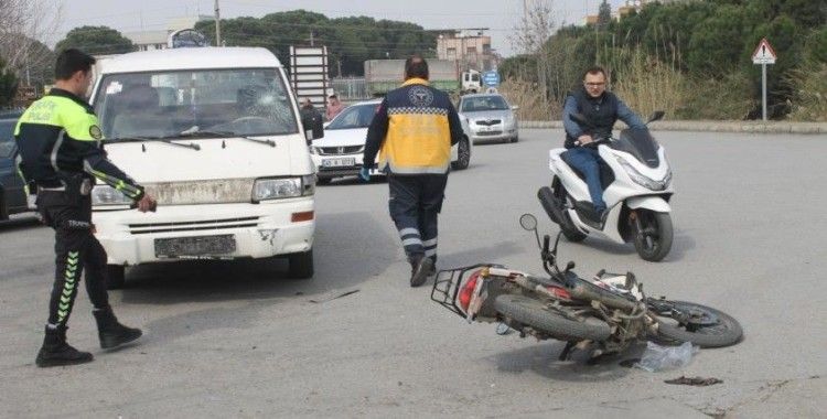 Minibüs ile motosiklet çarpıştı: 1 yaralı