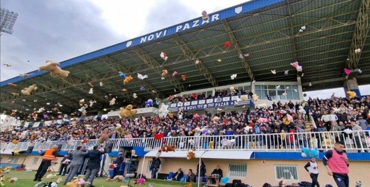 Sırbistan Ligi'ndeki Novi Pazar-Radnicki maçında depremzede çocuklar için oyuncak toplandı