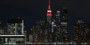 New York'ta Empire State binası 6 Şubat depremleri nedeniyle kırmızı beyaz renklerle ışıklandırıldı