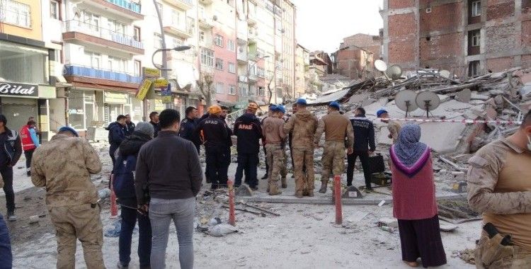 Malatya’da ağır hasarlı 5 katlı bina çöktü